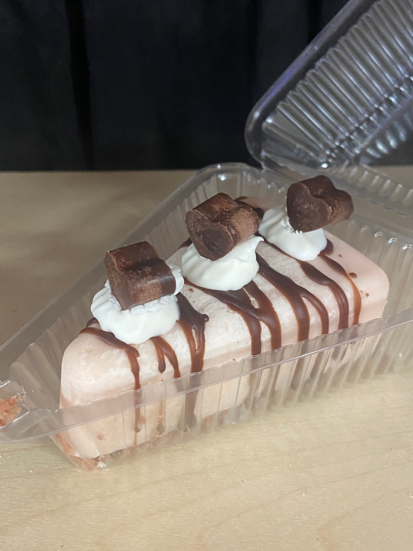 Cheesecake and cake slices